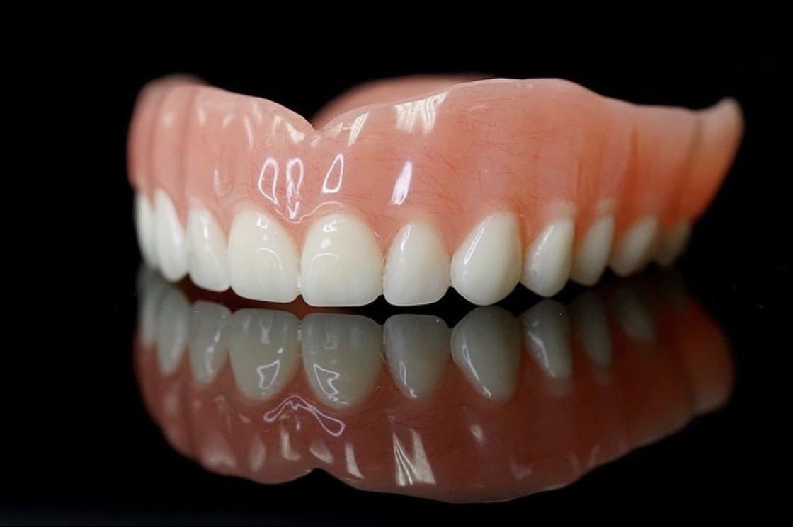 Dentes de sucção projetados para um ajuste seguro e maior conforto oferecendo uma solução ideal para usuários de dentaduras removíveis